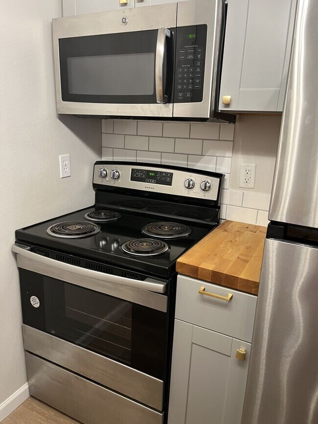 Building Photo - 2 Bedroom Condo