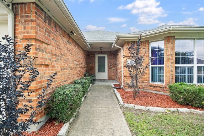 Building Photo - 2701 Redwood St