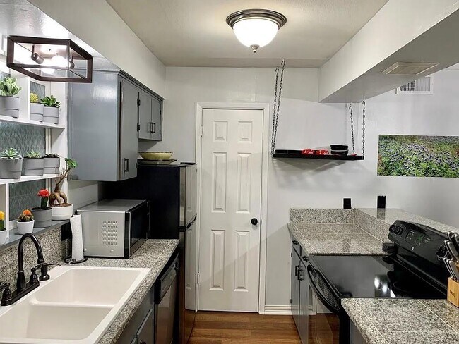 Foto del edificio - 2208 Enfield Rd