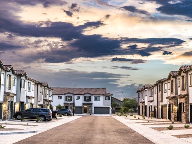 Discover the beauty of thoughtful design at Amavi Aster Ridge. Our townhomes come to life with features that elevate everyday living. - Amavi Aster Ridge