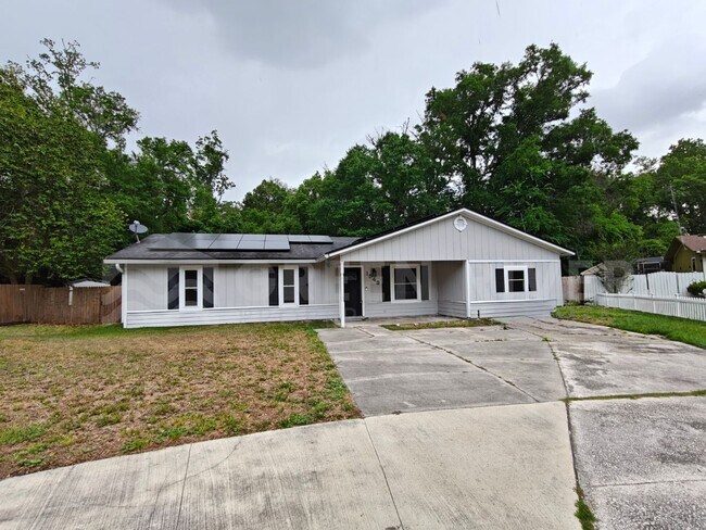 Foto del edificio - Stylish 4BR Home with Solar Panels, Florida Room & Outdoor Entertaining Space!!