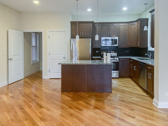 Foto del edificio - 2334 N Greenview Ave