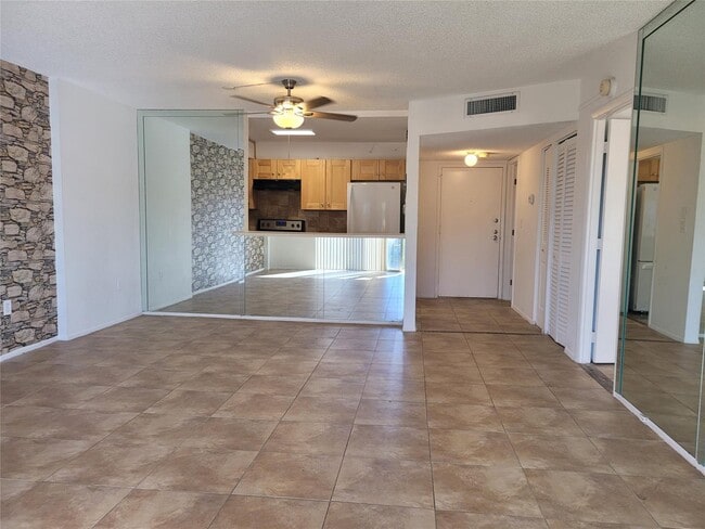 Building Photo - 4158 Inverrary Dr