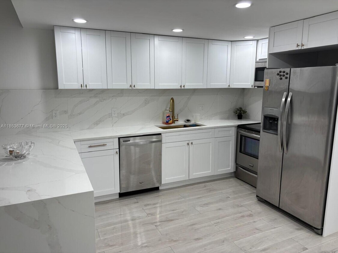 Photo - 6886 NW 166th Ter - 6886 NW 166th Ter # 1004 MIAMI LAKES, FL 33014-