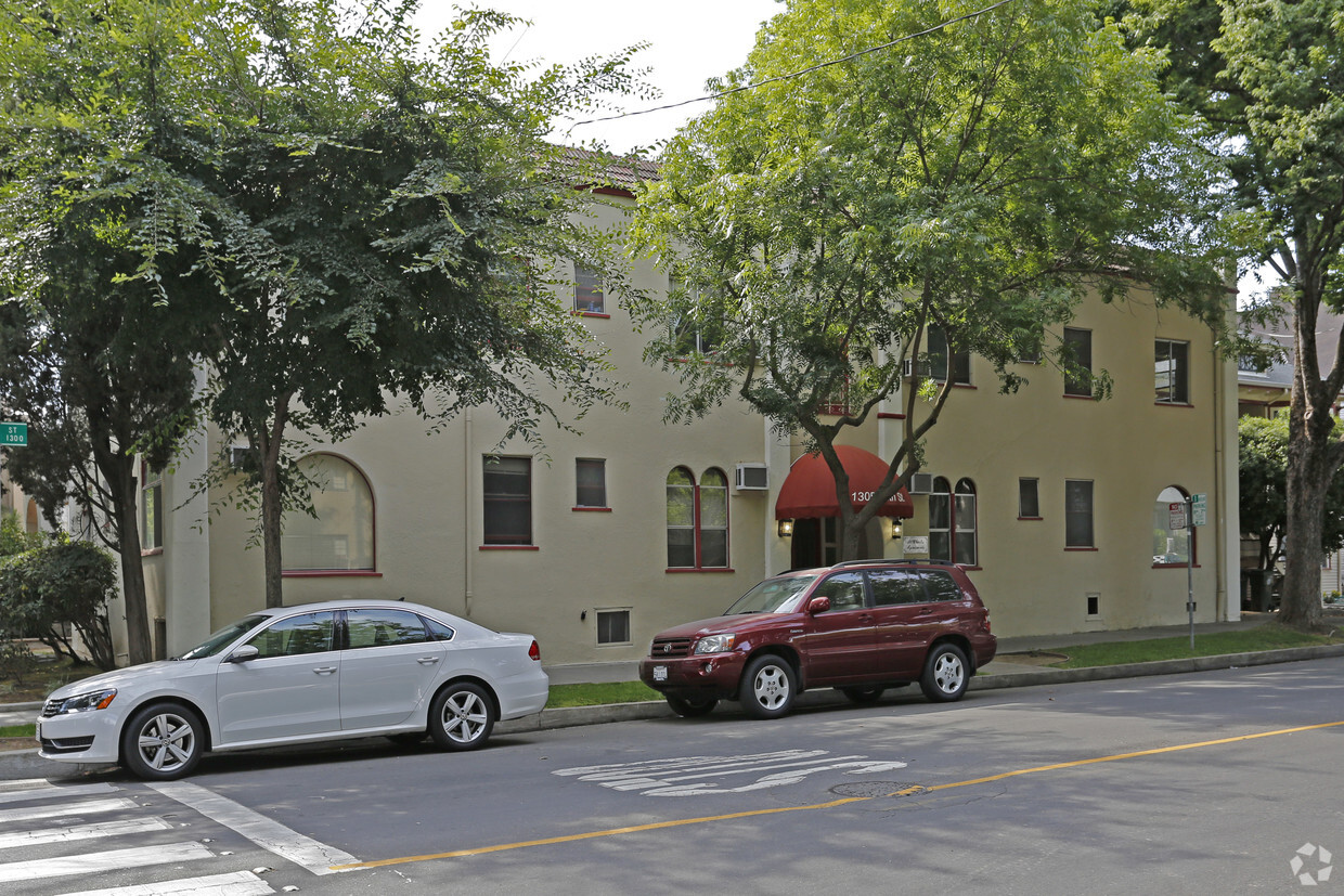 Building Photo - St. Charles Apartments