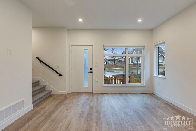 Photo du bâtiment - 3 - Bed + 3 - Bath + 1 Office/Den in South Surrey!