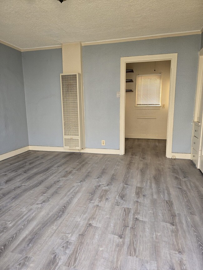 Building Photo - 2808 1/2 Hillcrest Dr