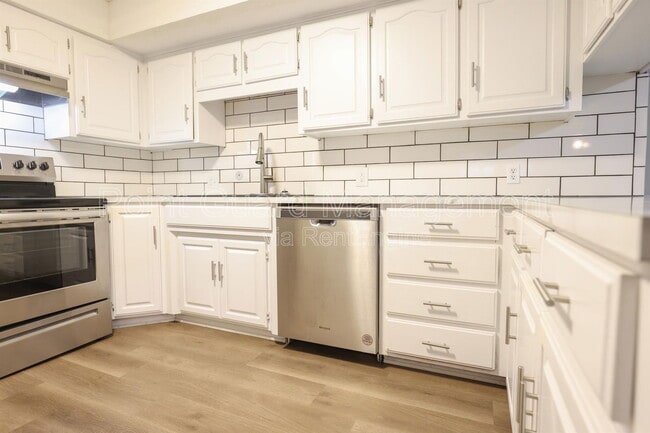 Building Photo - 5828 Erskine St