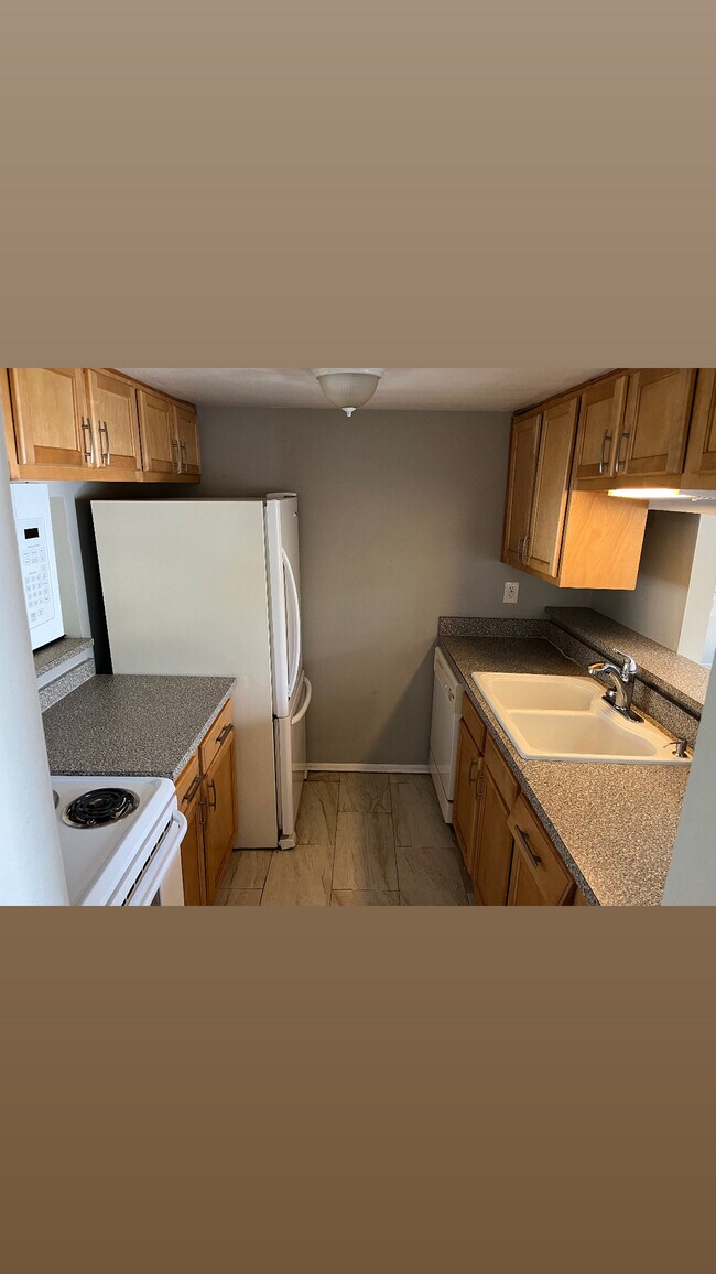 Building Photo - 7140 Waterside Dr