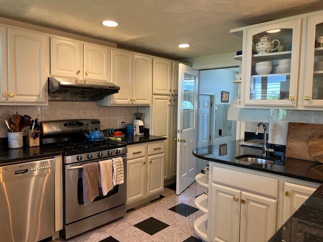 Foto del edificio - 11 Garrison Rd