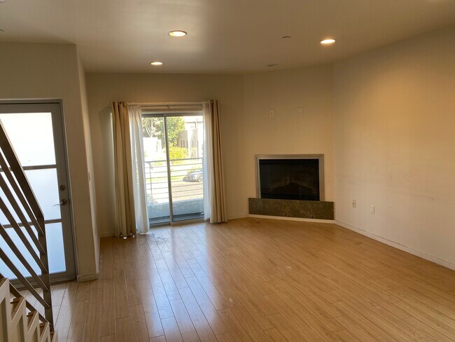 Building Photo - 3647 Dunn Dr