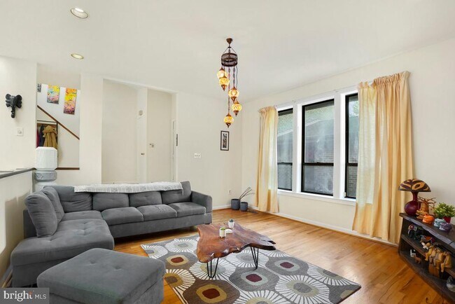 Foto del edificio - 5351 Strathmore Ave