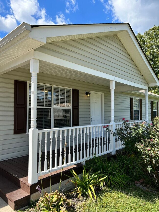 Foto del edificio - Charming 3 Bed, 2 Bath, Oversize Garage, S...