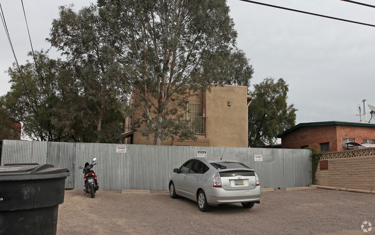 Building Photo - 860 E 10th St