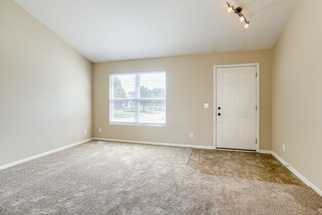 Foto del edificio - Charming Multi-Level ]Near Parks and Lakes!!