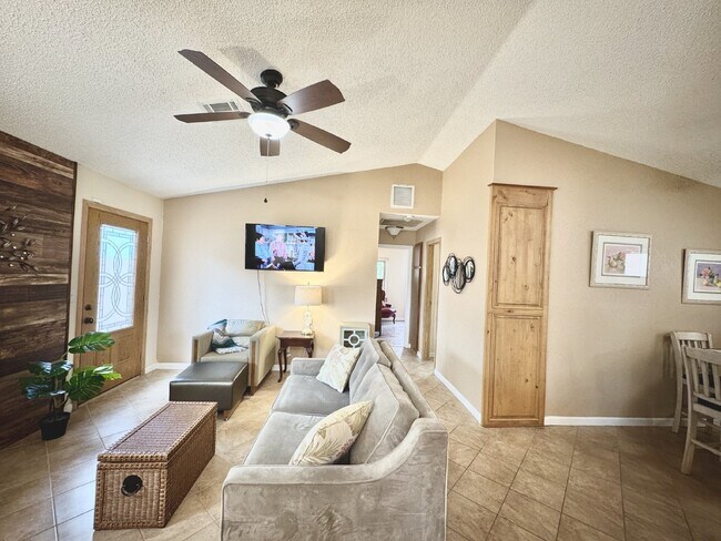 Foto del edificio - Fully Furnished Henderson Rental Near Cadence | 2 Bed Home w/ Solar + Backyard | Close to Cowabun...
