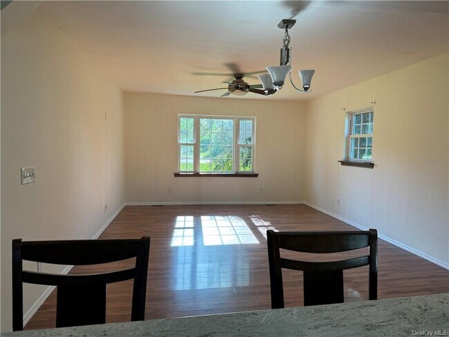 Foto del edificio - 246 Ridge Rd