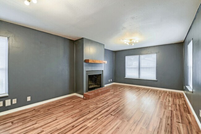 Foto del edificio - 8106 Windlake Dr