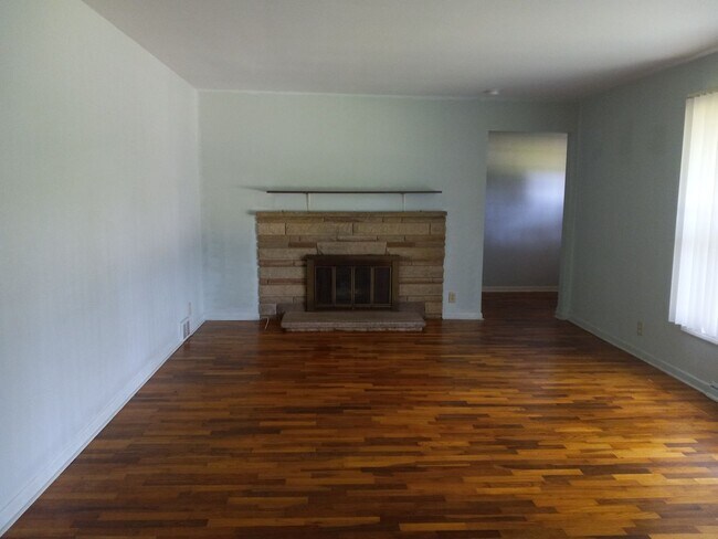 Foto del edificio - Three Bed, One Bath Brick Ranch in Benton ...