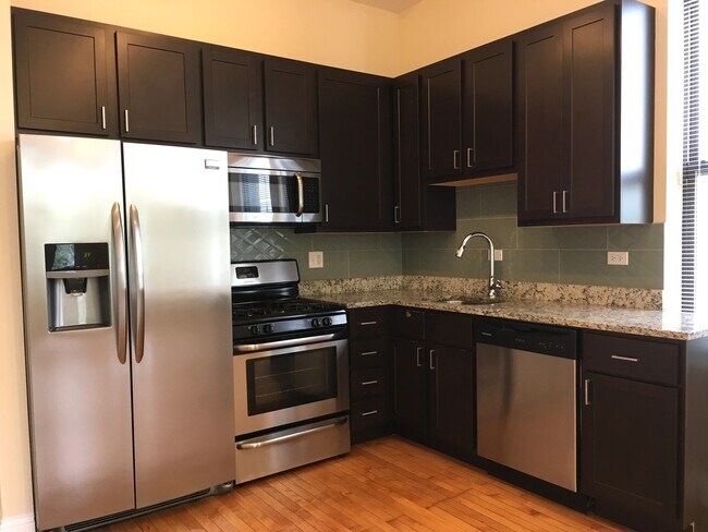 Photo - 4053 N Leavitt St Apartments