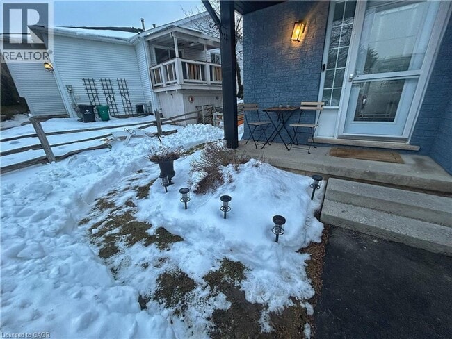 Photo du bâtiment - 206A SPRINGFIELD Crescent Unit# Lower