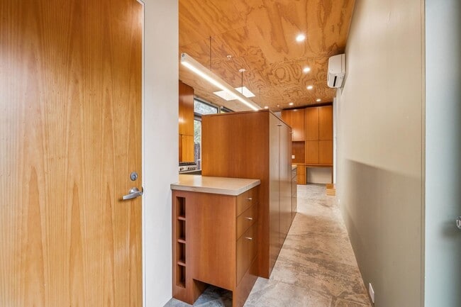 Building Photo - Modern Architectural One-Bedroom Available in Prime Palo Alto Location