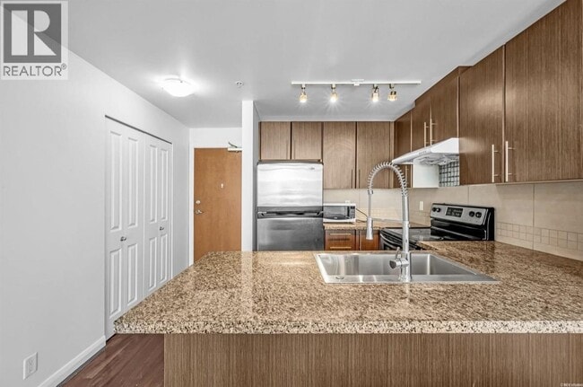 Building Photo - 892 Carnarvon St