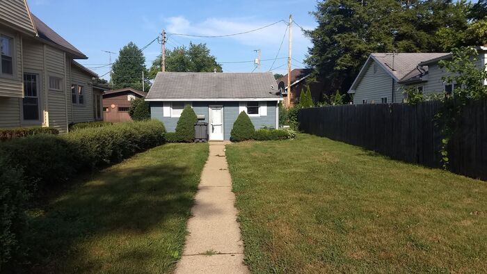 Primary Photo - Large one bedroom house with central air.