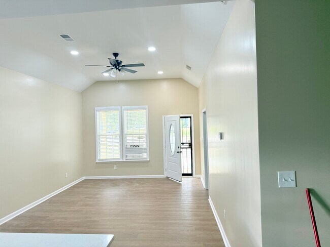 Foto del edificio - 719 Marsh Ave