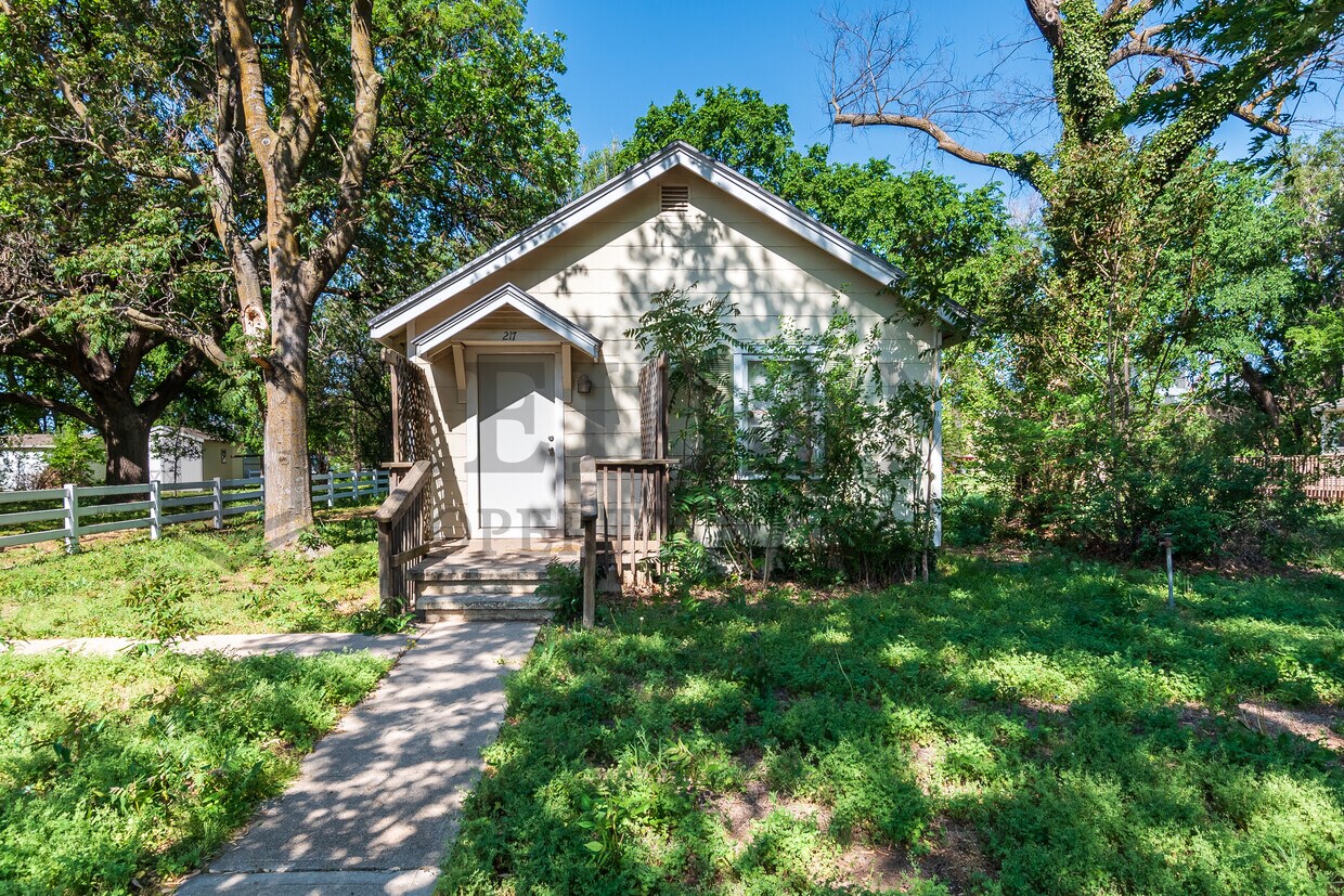 Primary Photo - 217 S Kansas St