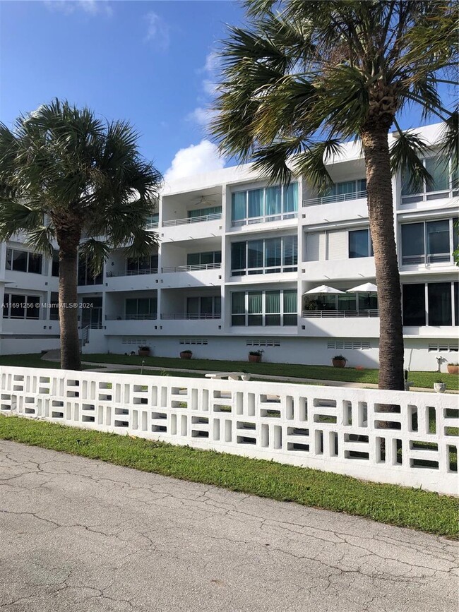 Foto del edificio - 10240 Collins Ave