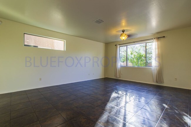Foto del edificio - 5525 N Quiet Dream Ave