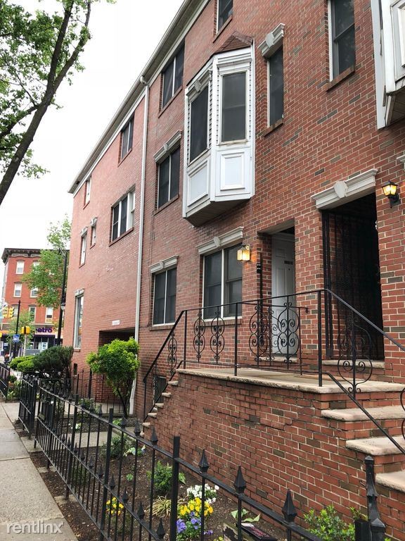 Primary Photo - 388 Monmouth St