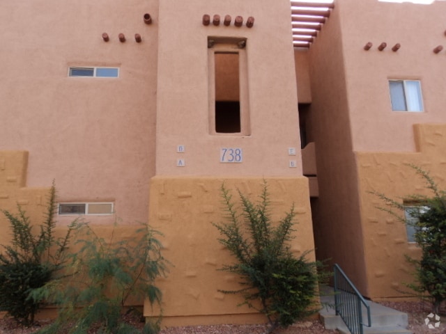 Building Photo - 738 Hardy Way