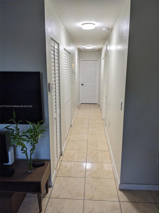 Foto del edificio - 3 bedroom in Miami FL 33150