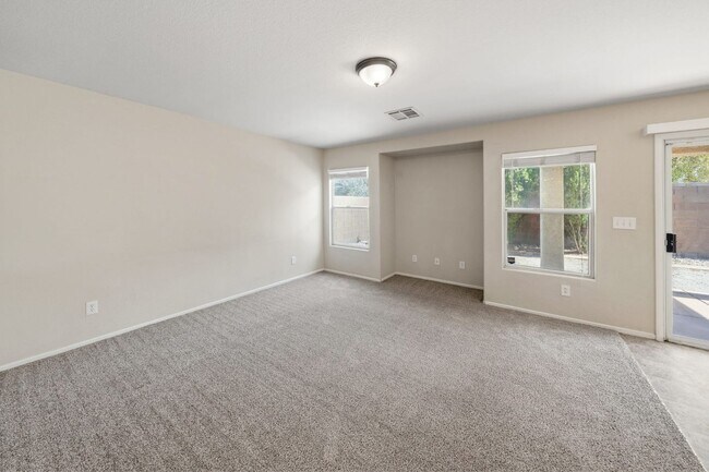 Foto del edificio - Recently Painted 3 Bedroom Home with Separate Living Areas