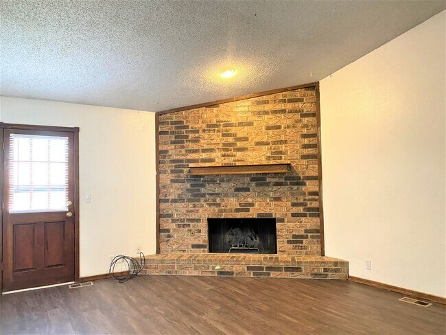 Building Photo - Spacious 3 Bed/2 Bath Duplex with Private ...