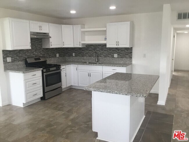 Building Photo - 2720 Valencia Dr