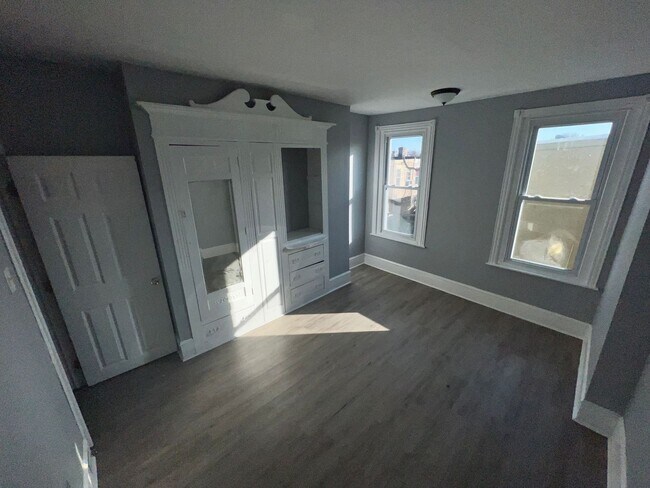 Building Photo - New Renovated 3 Bedroom w/ Laundry Machine...