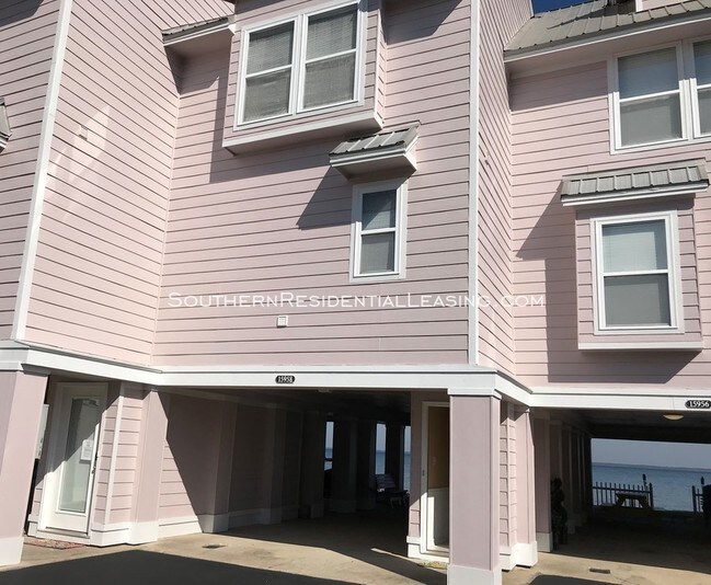 Foto del edificio - 15958 Innerarity Point Rd