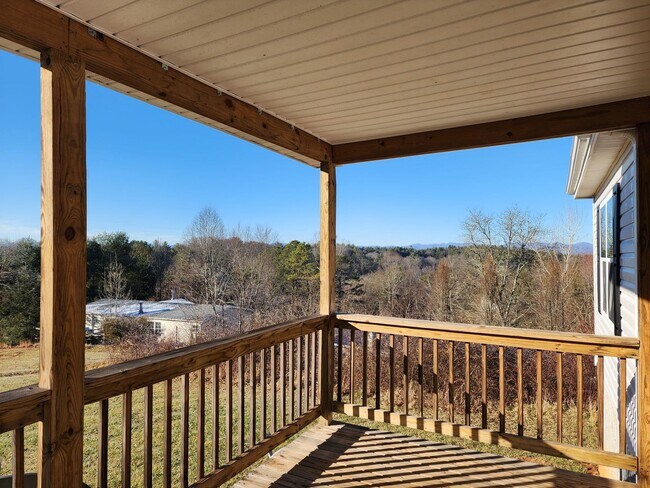 Building Photo - Weaverville Rental