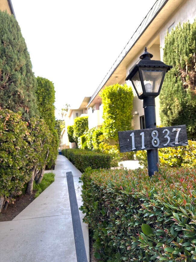 Foto del edificio - 11837 Dorothy St