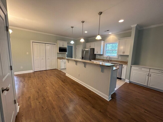 Foto del edificio - Enjoy private living in this beautiful 3 bedroom, 2.5 bathroom home on almost half acre lot!