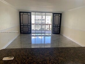 Building Photo - 901 NE 14th Ave