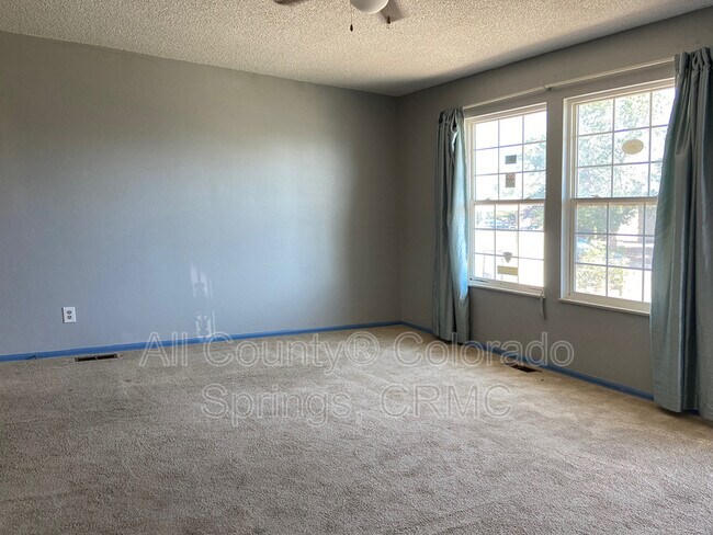 Foto del edificio - 6680 Parkridge Ct