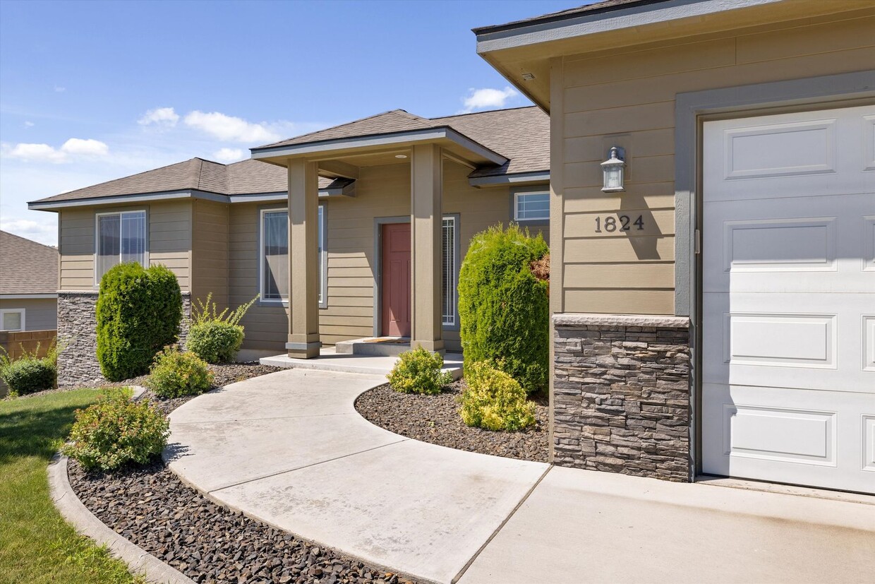 Foto principal - Beautiful Home Close to I82 and Desert Hills Middle School