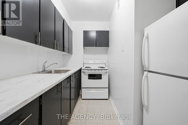 Photo du bâtiment - 2350 Dundas St W