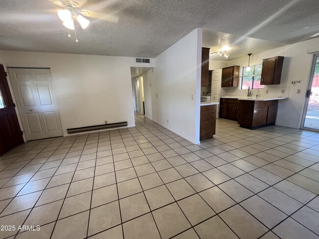 Building Photo - 3922 E Del Rio Dr