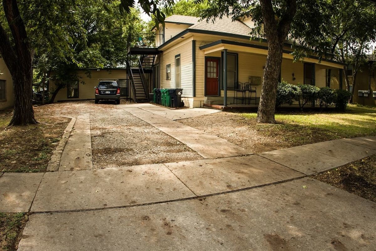 Building Photo - Studio, 1 bath House - 1113 N Locust St Apt C