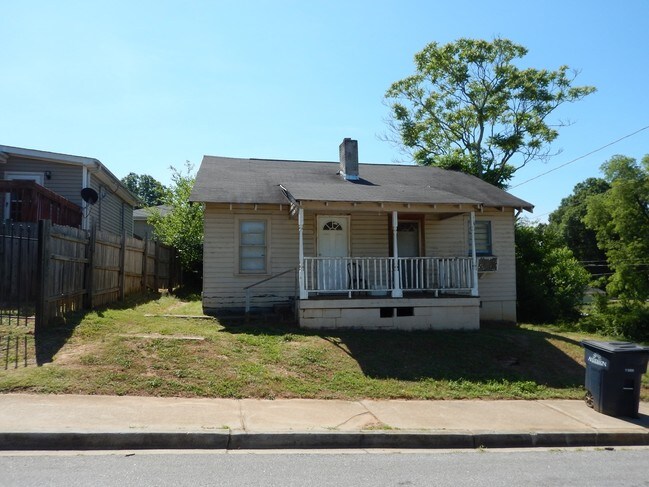 Building Photo - 914 Railroad St